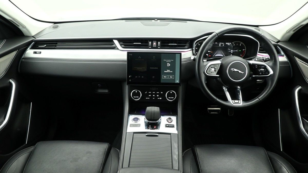 Jaguar F-PACE Image 14