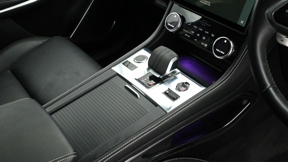 Jaguar F-PACE Image 2