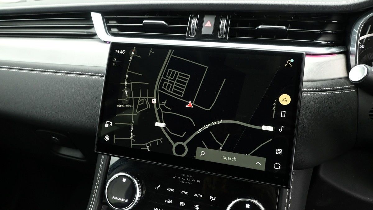 Jaguar F-PACE Image 11