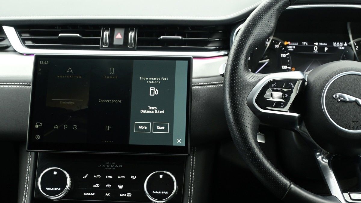 Jaguar F-PACE Image 15