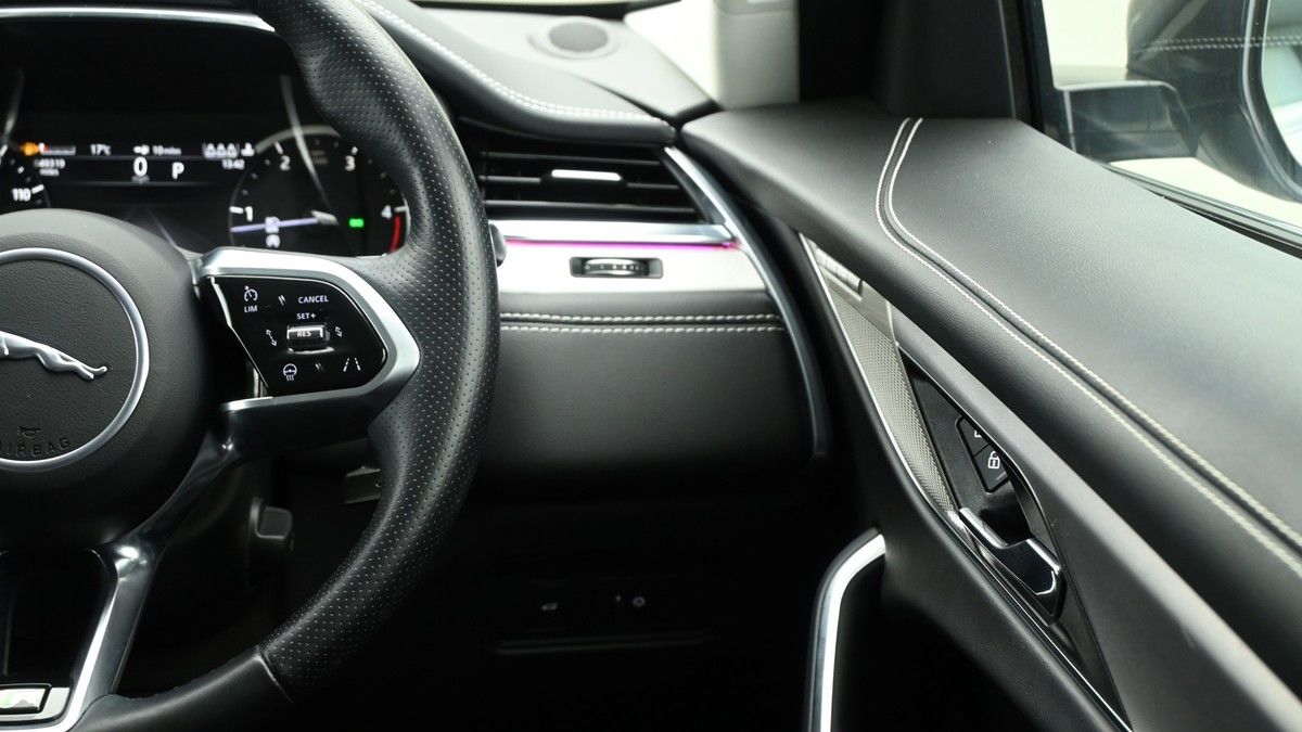 Jaguar F-PACE Image 16