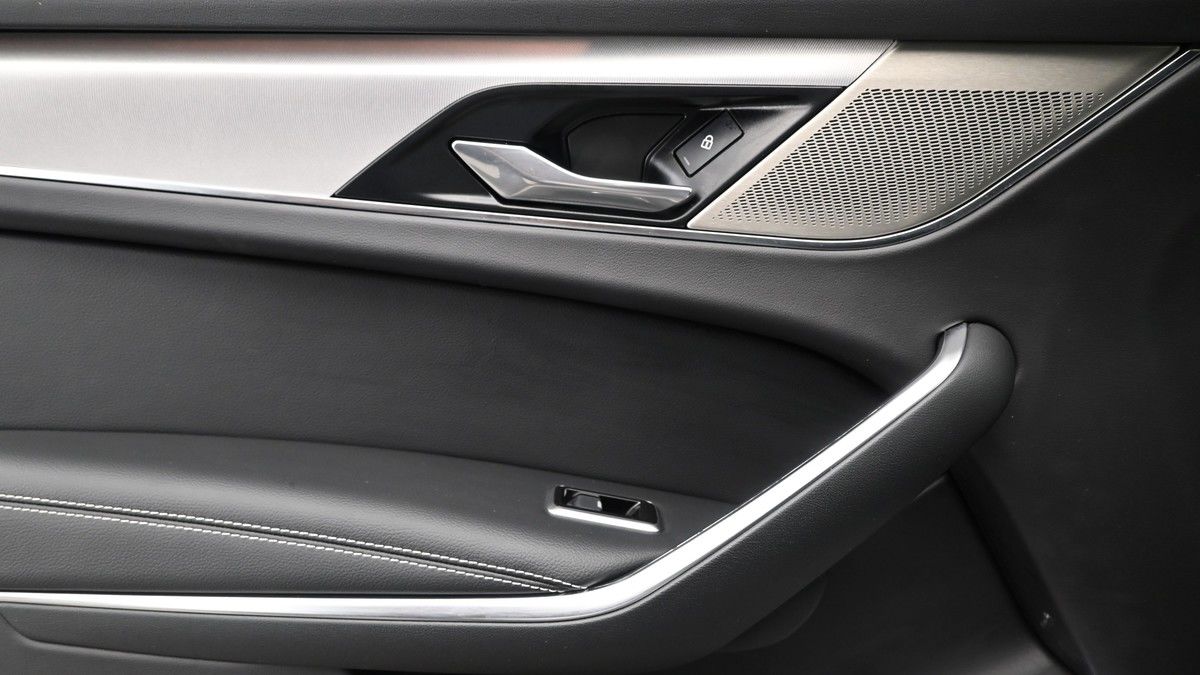 Jaguar F-PACE Image 13