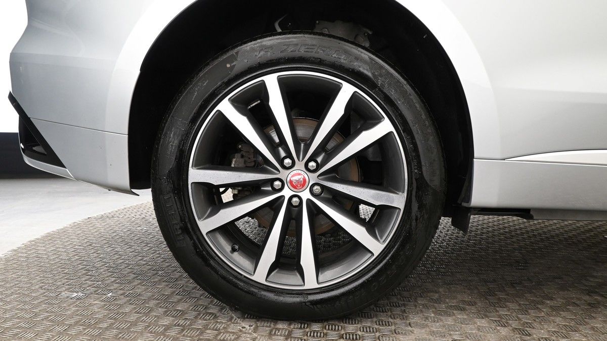 Jaguar F-PACE Image 9