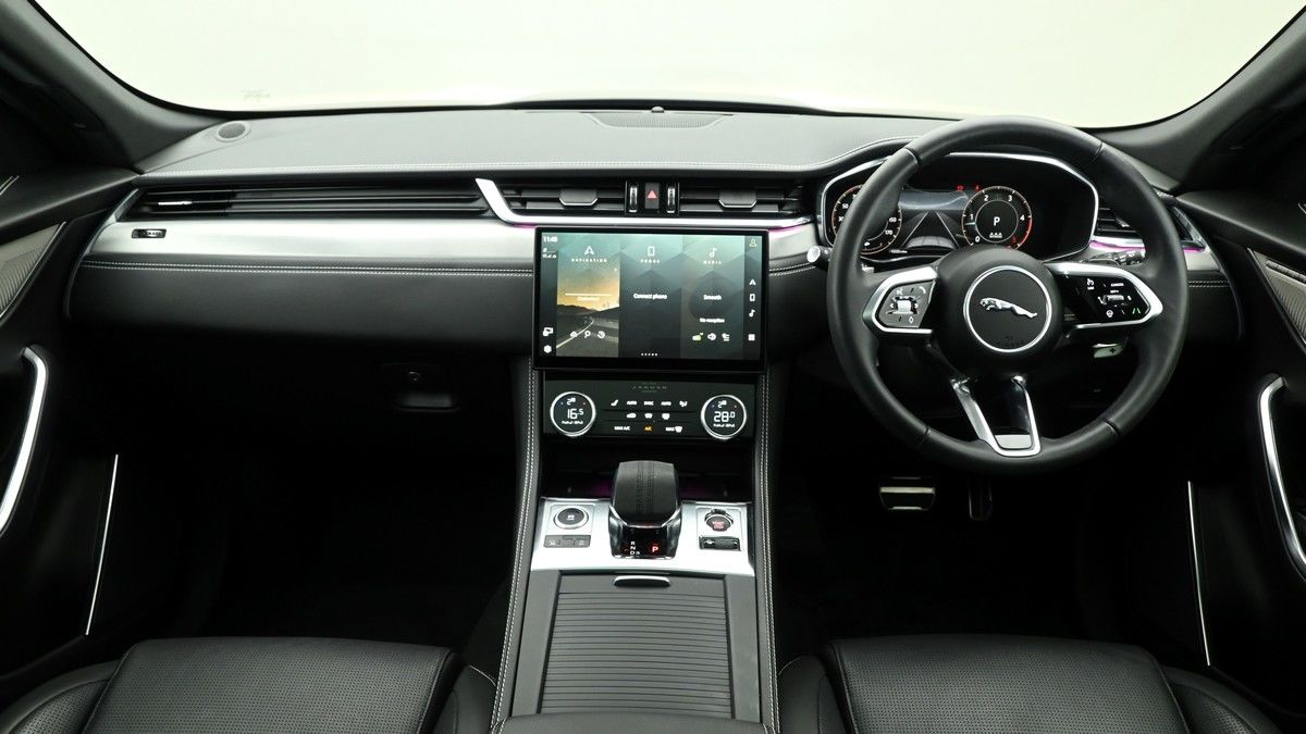 Jaguar F-PACE Image 14