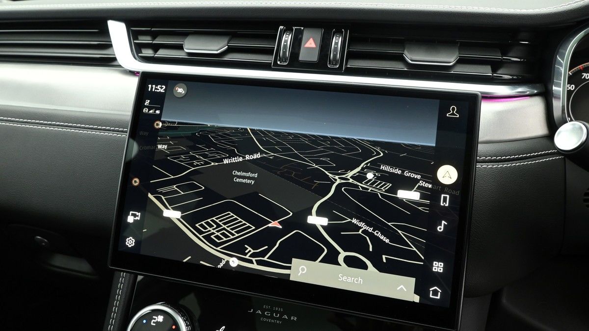 Jaguar F-PACE Image 11