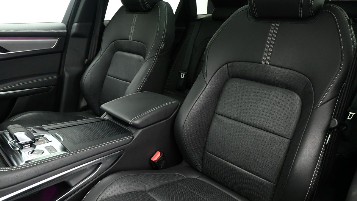 Jaguar F-PACE Image 4