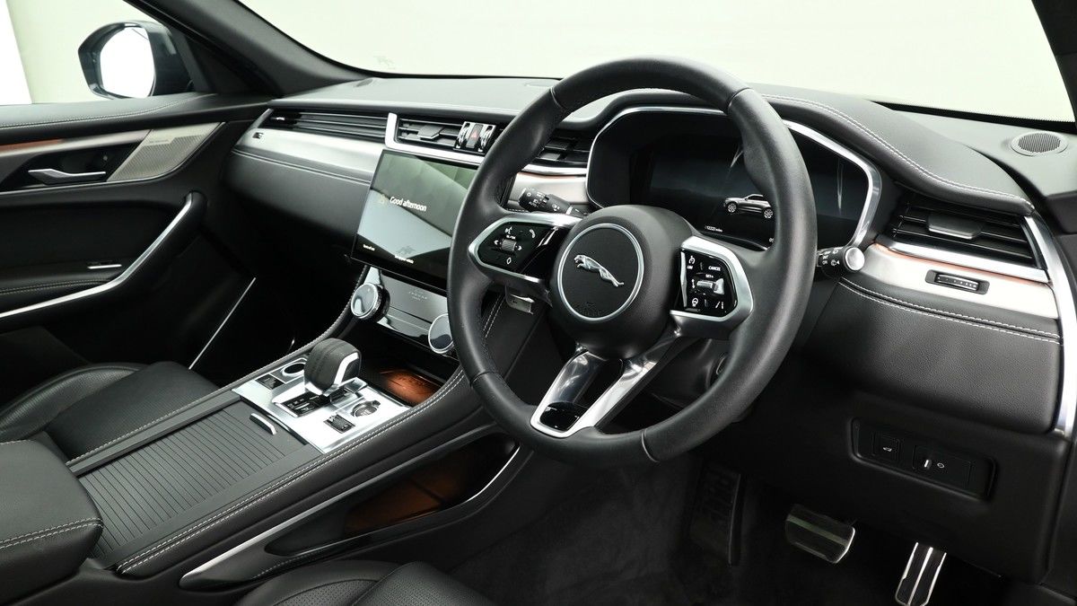 Jaguar F-PACE Image 3