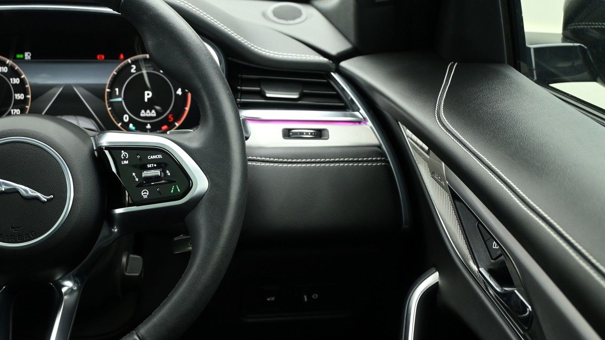 Jaguar F-PACE Image 16