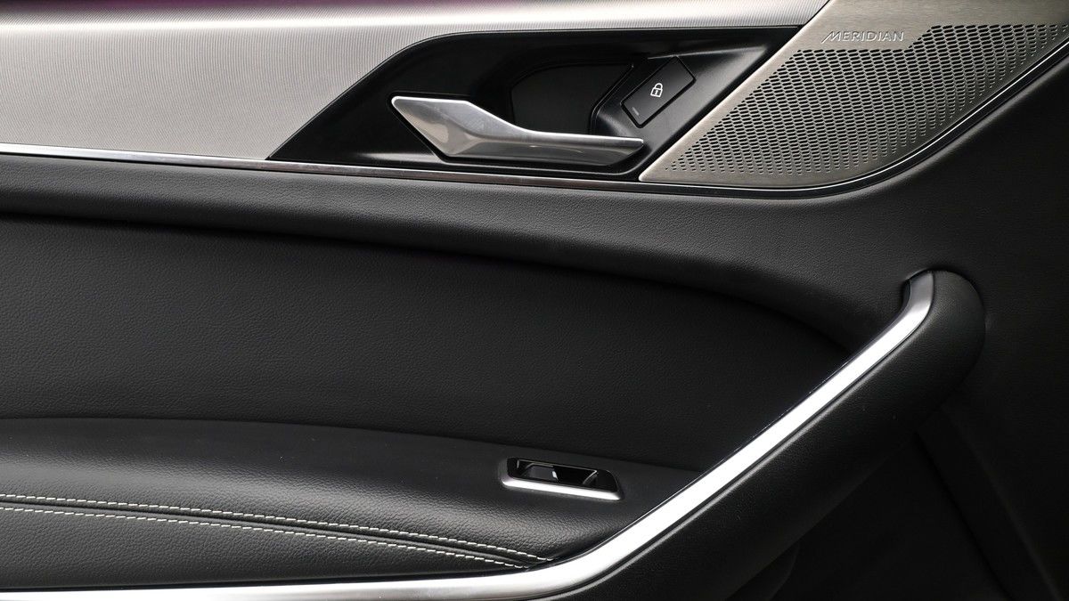 Jaguar F-PACE Image 13