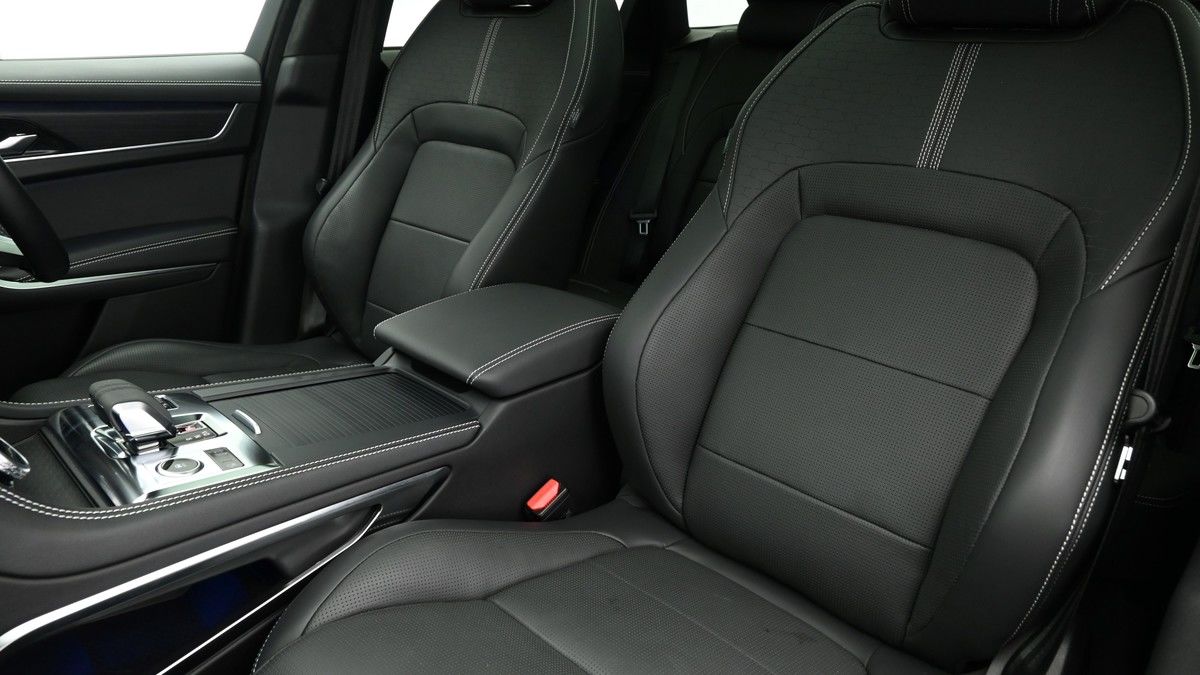 Jaguar F-PACE Image 4