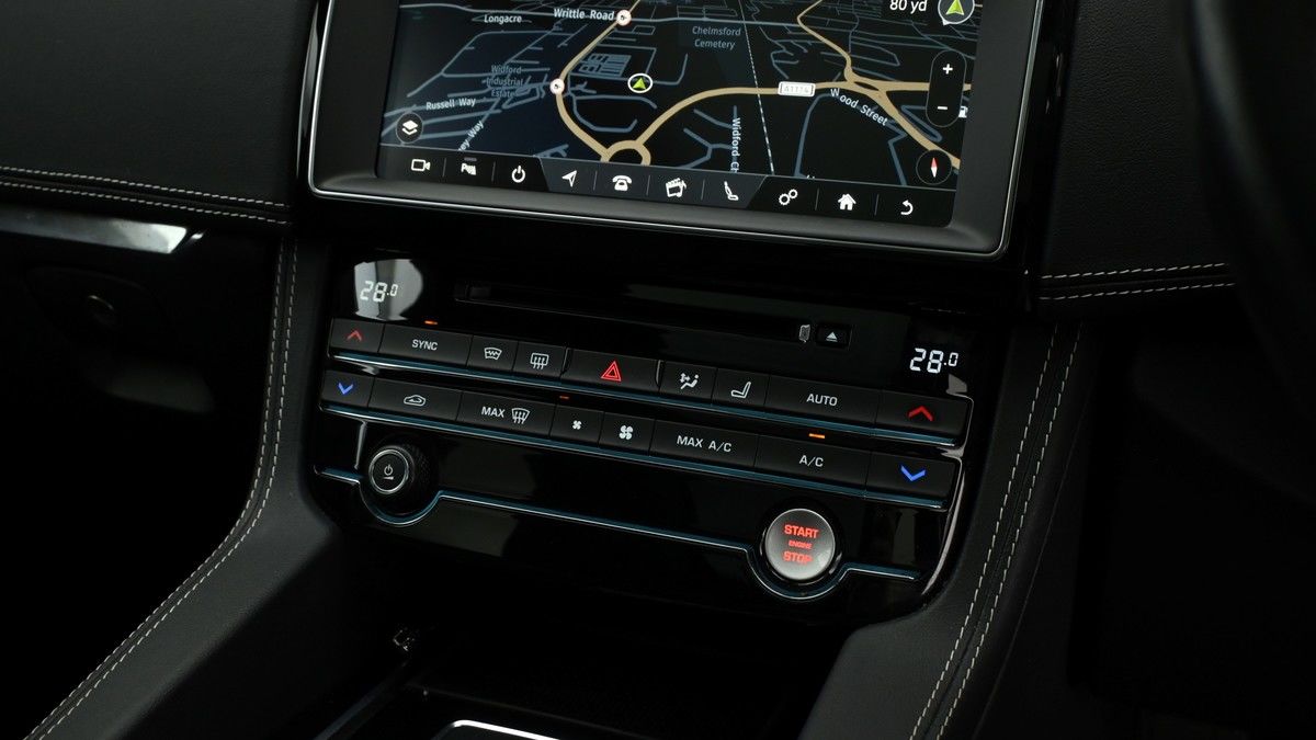 Jaguar F-PACE Image 12
