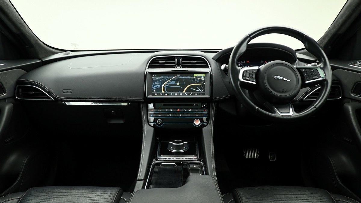 Jaguar F-PACE Image 14