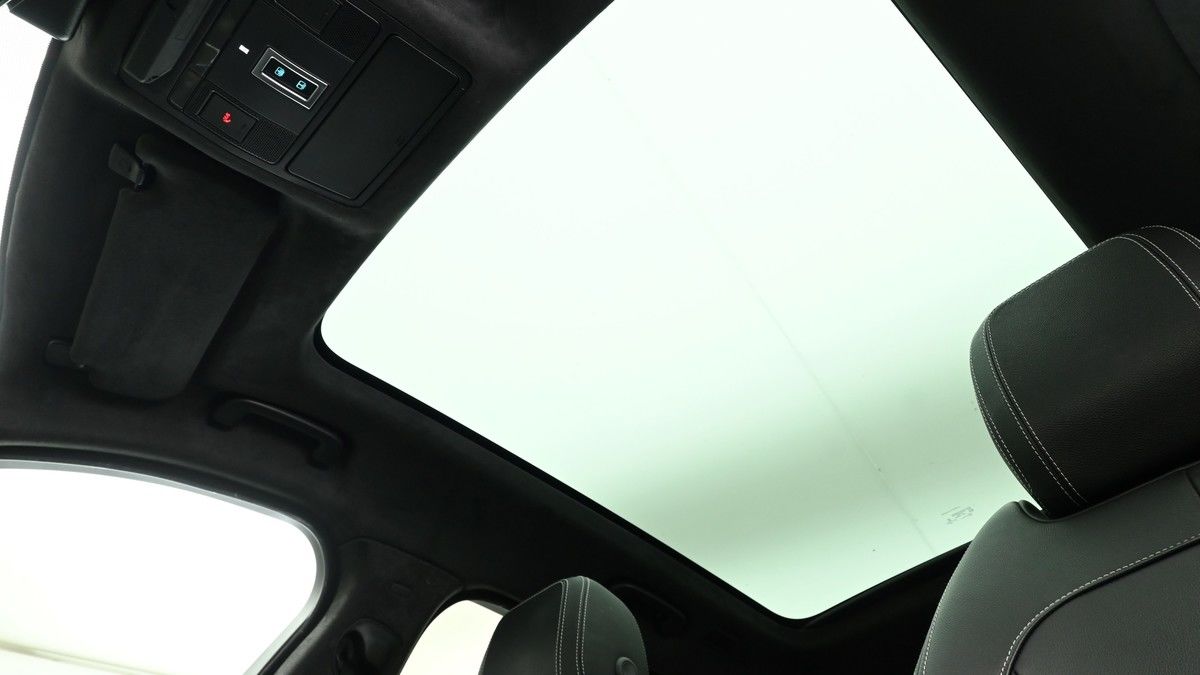 Jaguar F-PACE Image 2