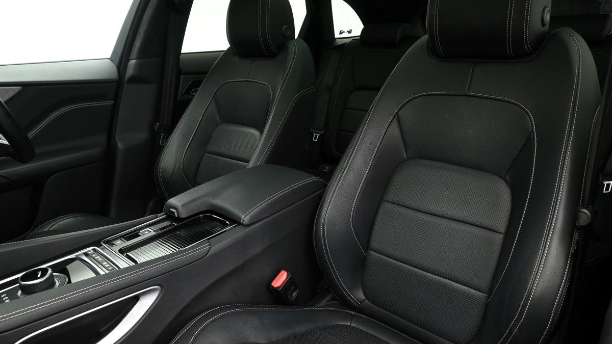 Jaguar F-PACE Image 4