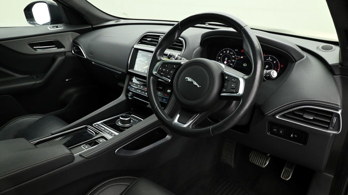 Jaguar F-PACE Image 3