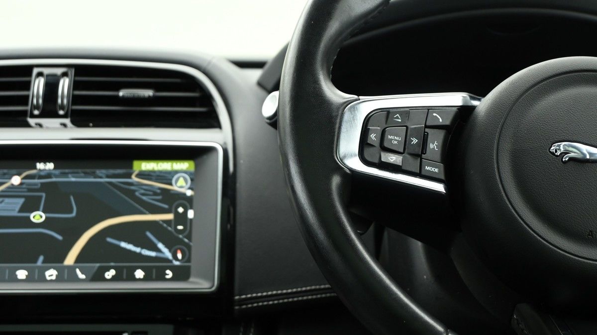 Jaguar F-PACE Image 15