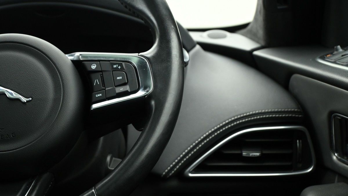 Jaguar F-PACE Image 16