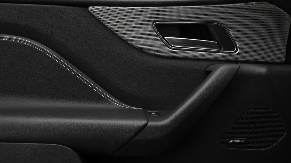 Jaguar F-PACE Image 13