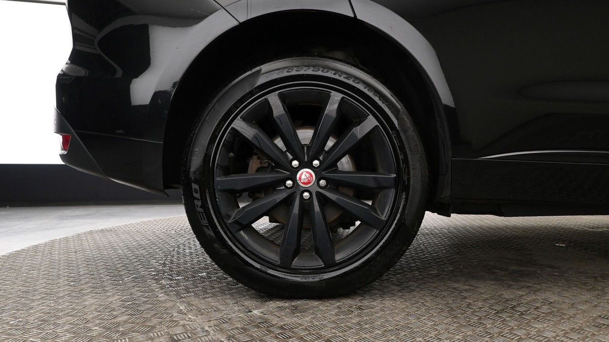 Jaguar F-PACE Image 9
