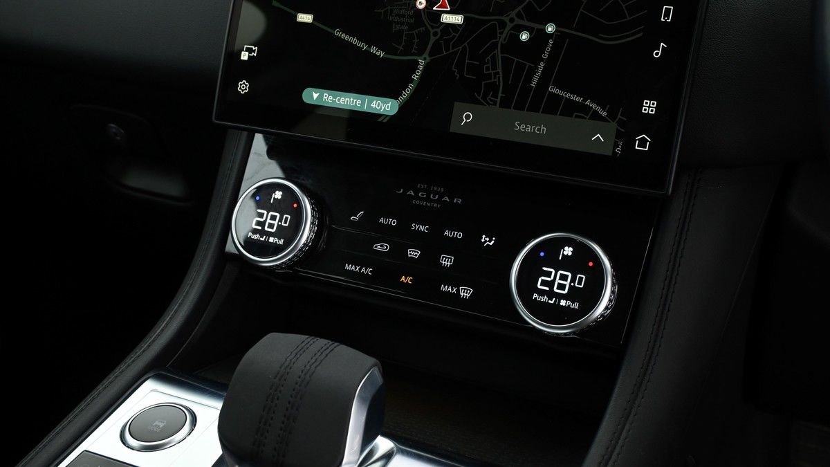 Jaguar F-PACE Image 11