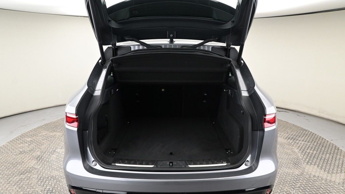 Jaguar F-PACE Image 9