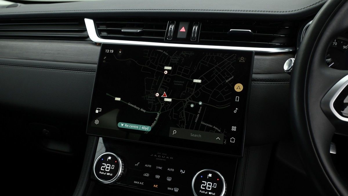 Jaguar F-PACE Image 10