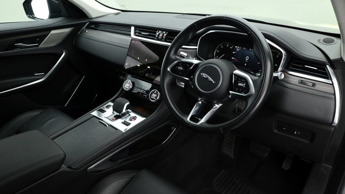 Jaguar F-PACE Image 2