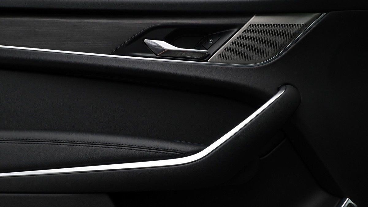Jaguar F-PACE Image 12