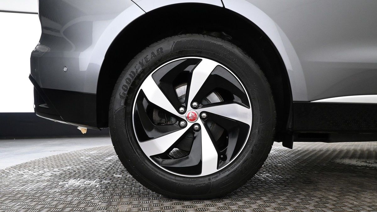 Jaguar F-PACE Image 8