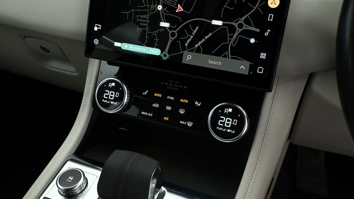 Jaguar F-PACE Image 11