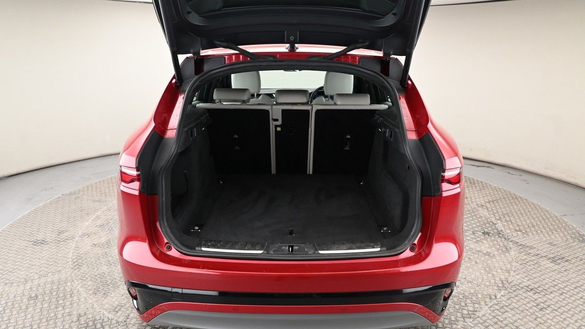 Jaguar F-PACE Image 9