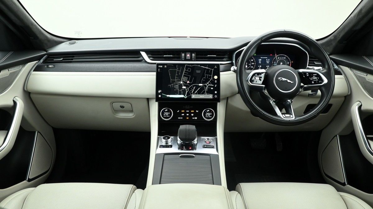 Jaguar F-PACE Image 13