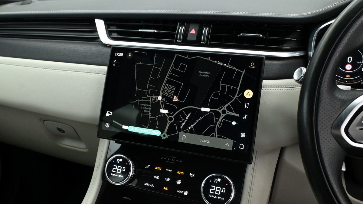 Jaguar F-PACE Image 10