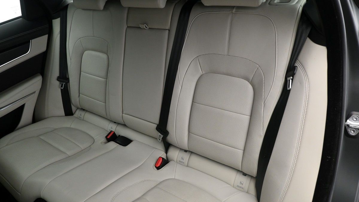 Jaguar F-PACE Image 4