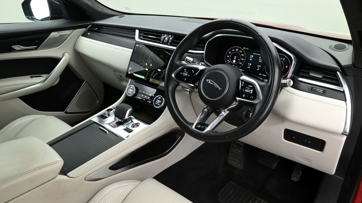 Jaguar F-PACE Image 2