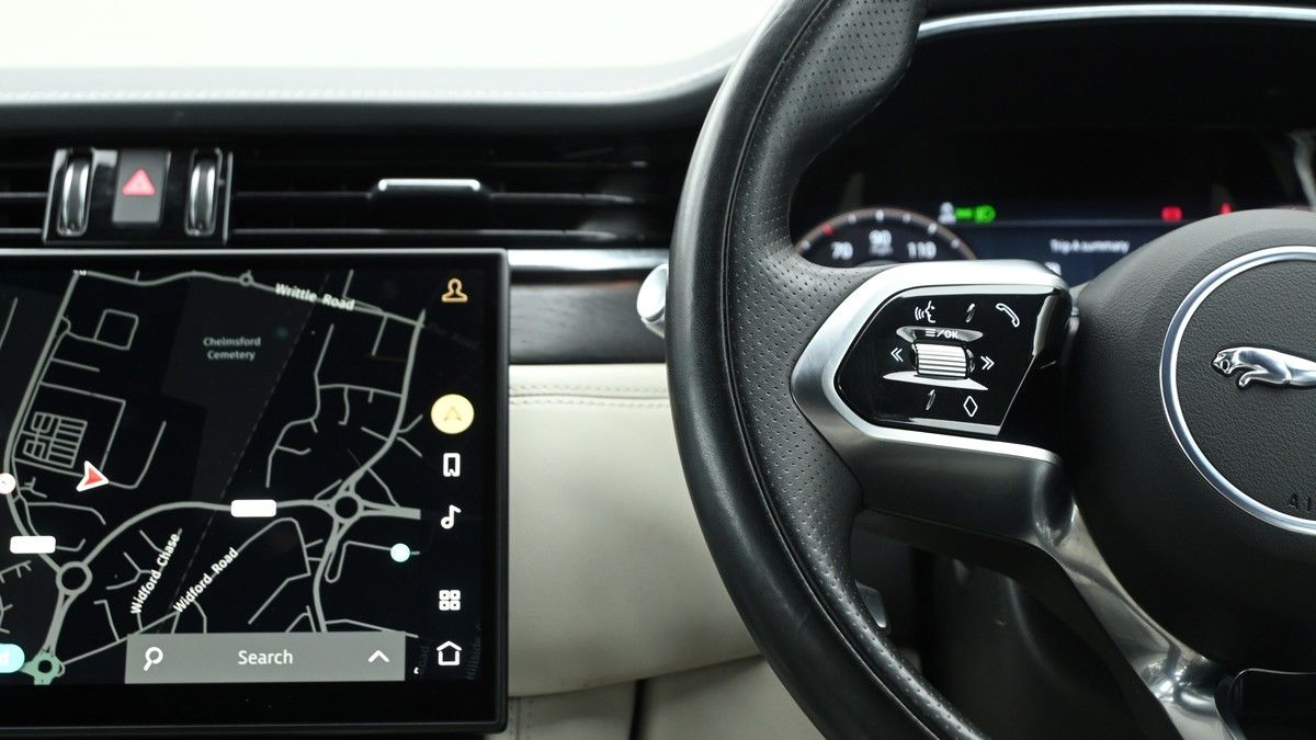 Jaguar F-PACE Image 14