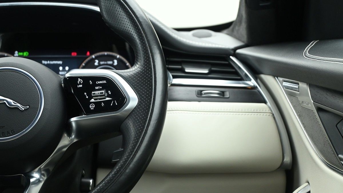 Jaguar F-PACE Image 15