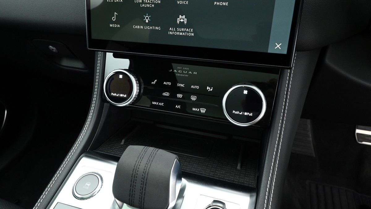 Jaguar F-PACE Image 12