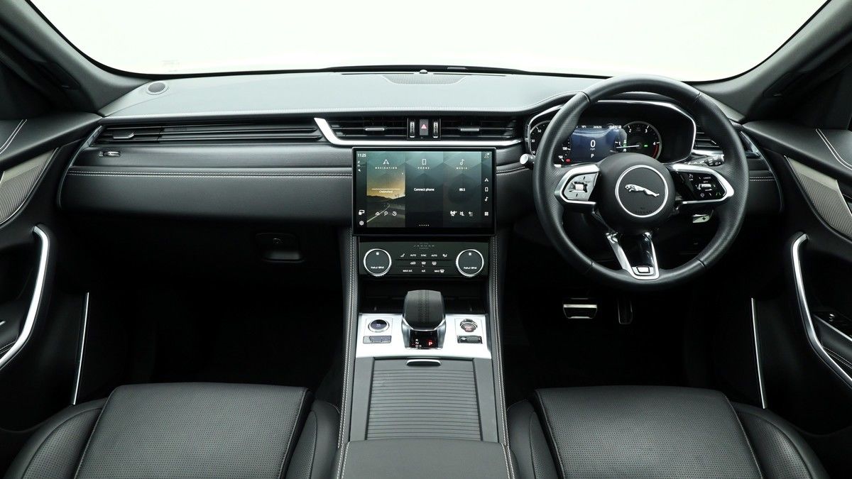 Jaguar F-PACE Image 14
