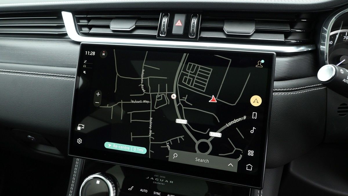 Jaguar F-PACE Image 11