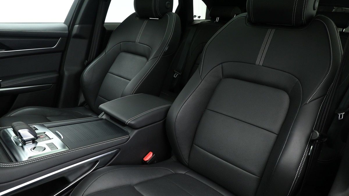 Jaguar F-PACE Image 4