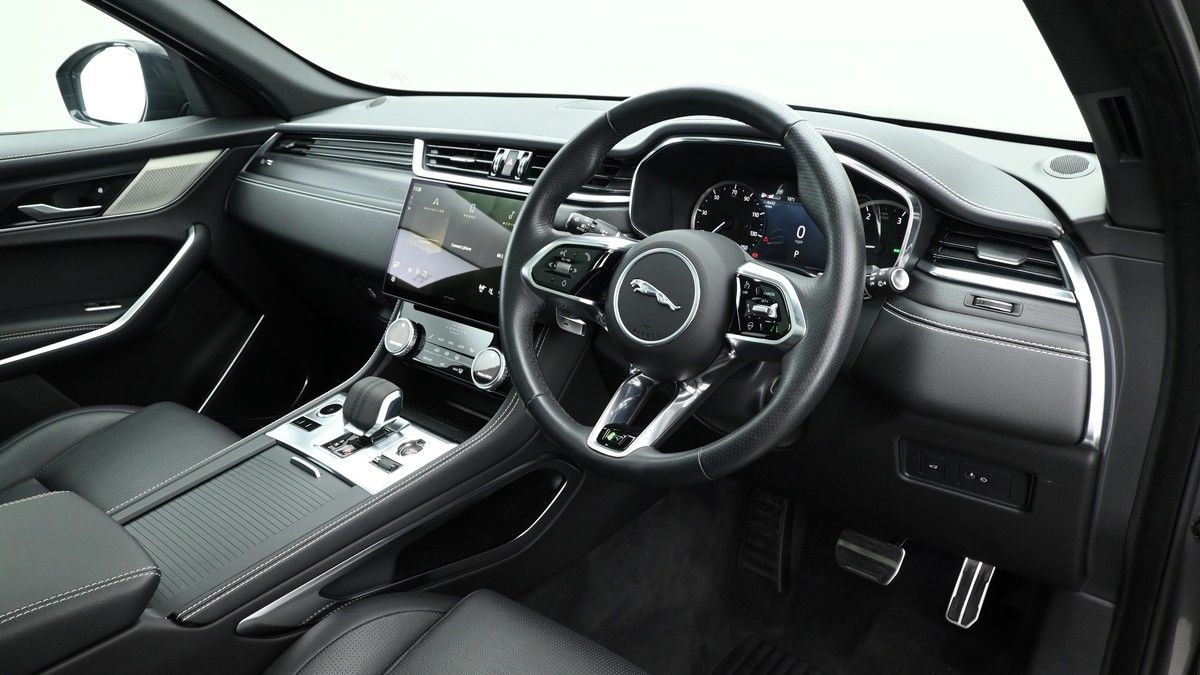 Jaguar F-PACE Image 3