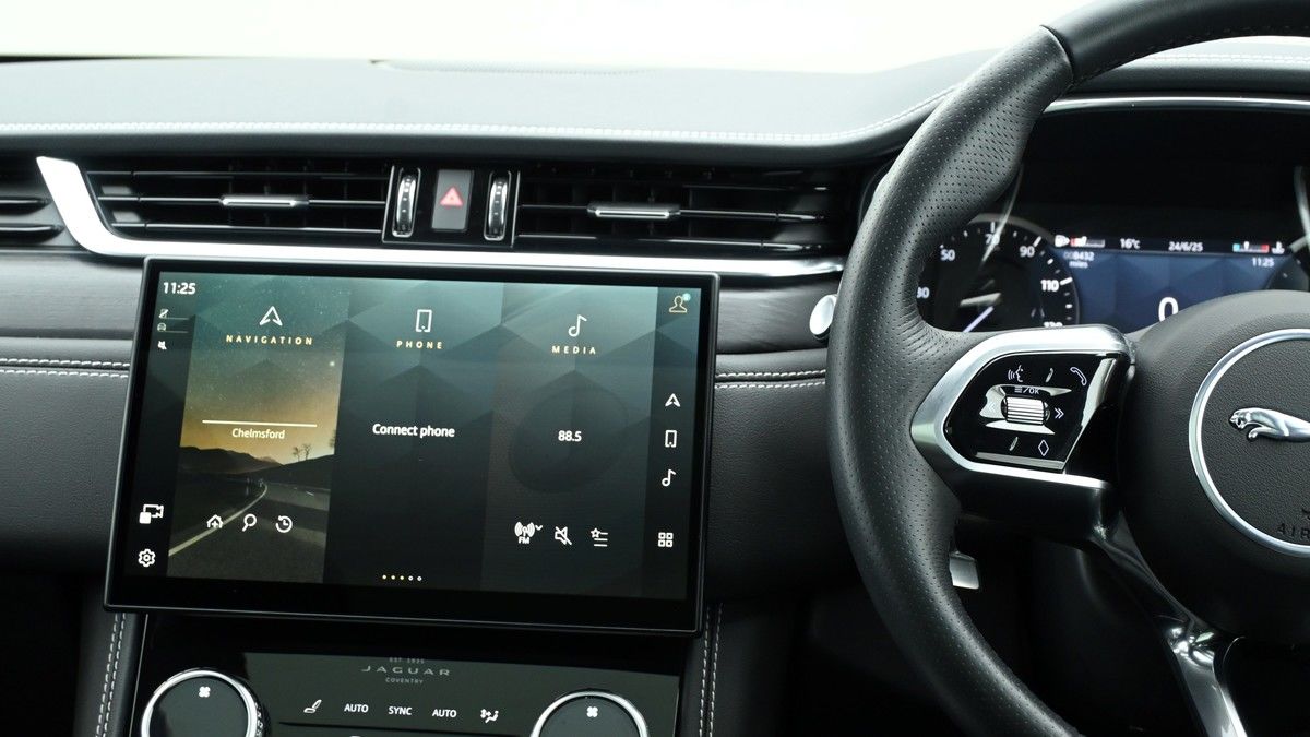 Jaguar F-PACE Image 15