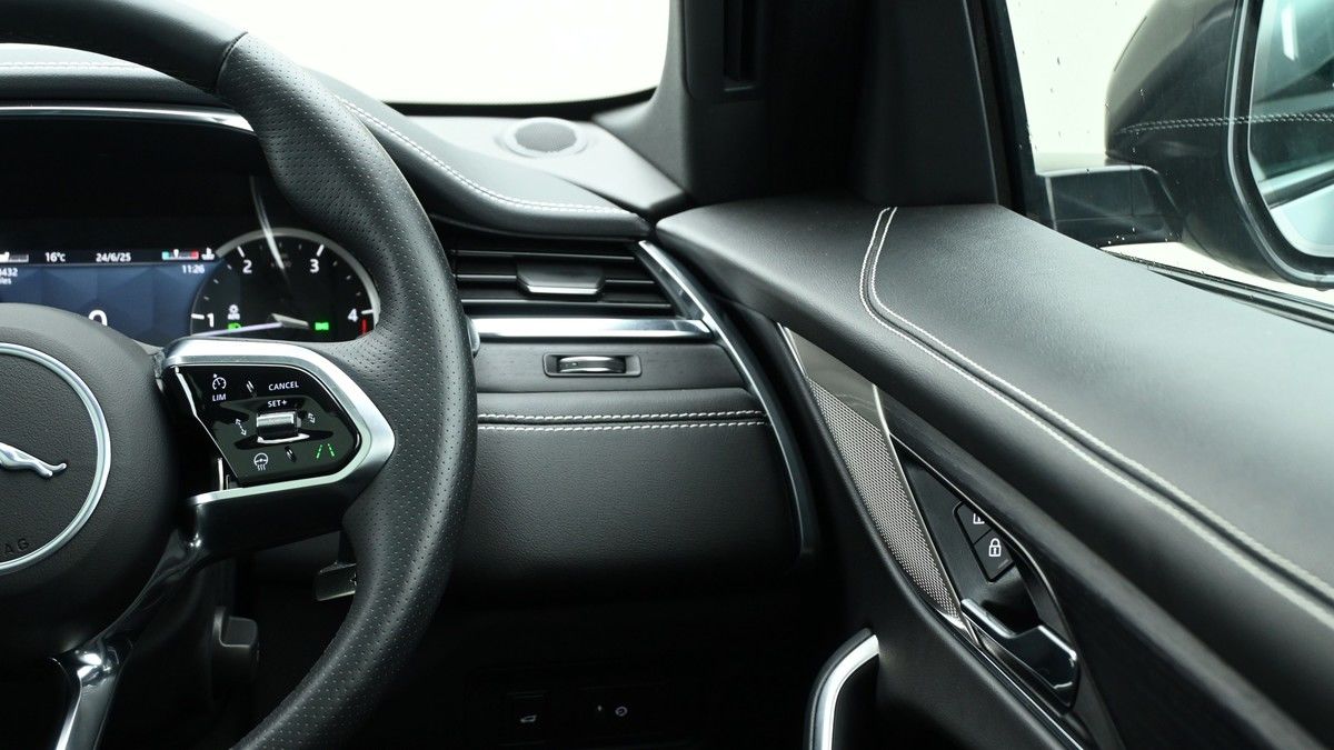 Jaguar F-PACE Image 16