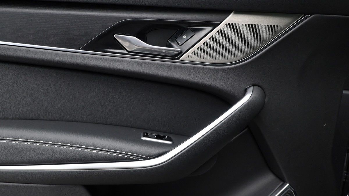 Jaguar F-PACE Image 13