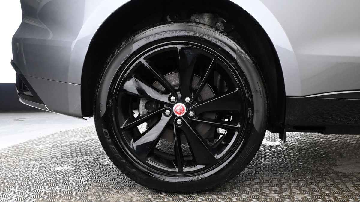 Jaguar F-PACE Image 9