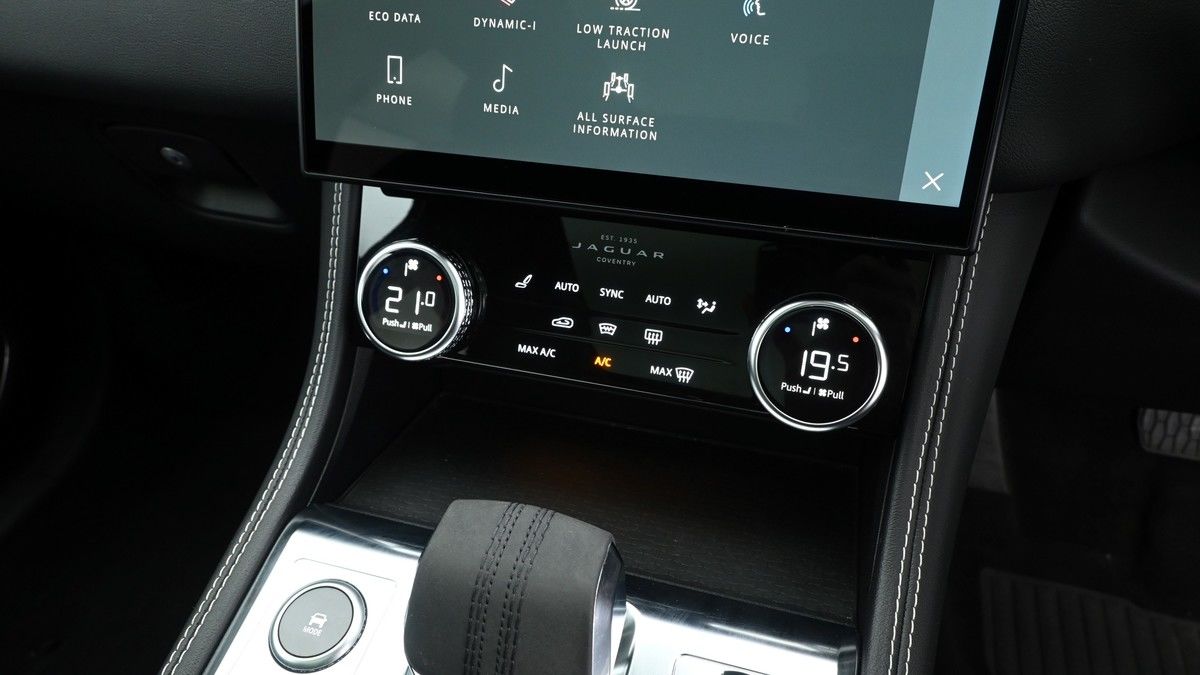 Jaguar F-PACE Image 23