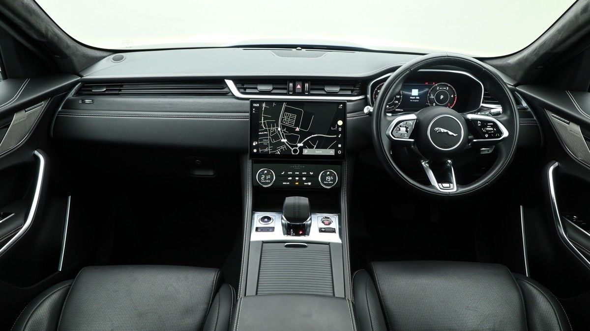Jaguar F-PACE Image 27