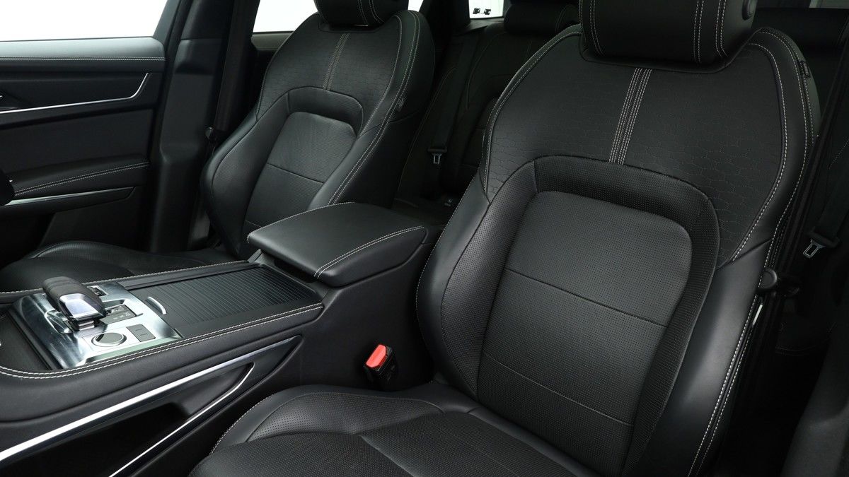 Jaguar F-PACE Image 7