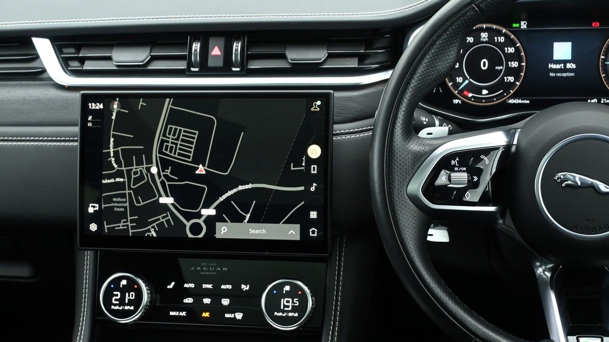 Jaguar F-PACE Image 29